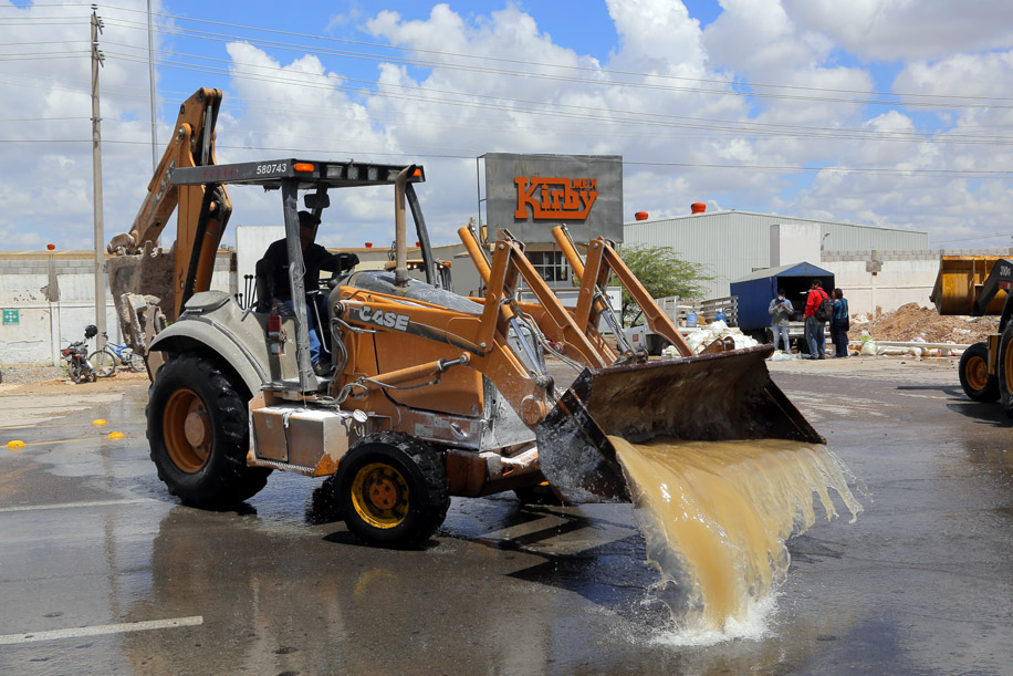 En el Parque Industrial utilizaron maquinaria pesada para desagüar las instalaciones. (Manuel Guadarrama)