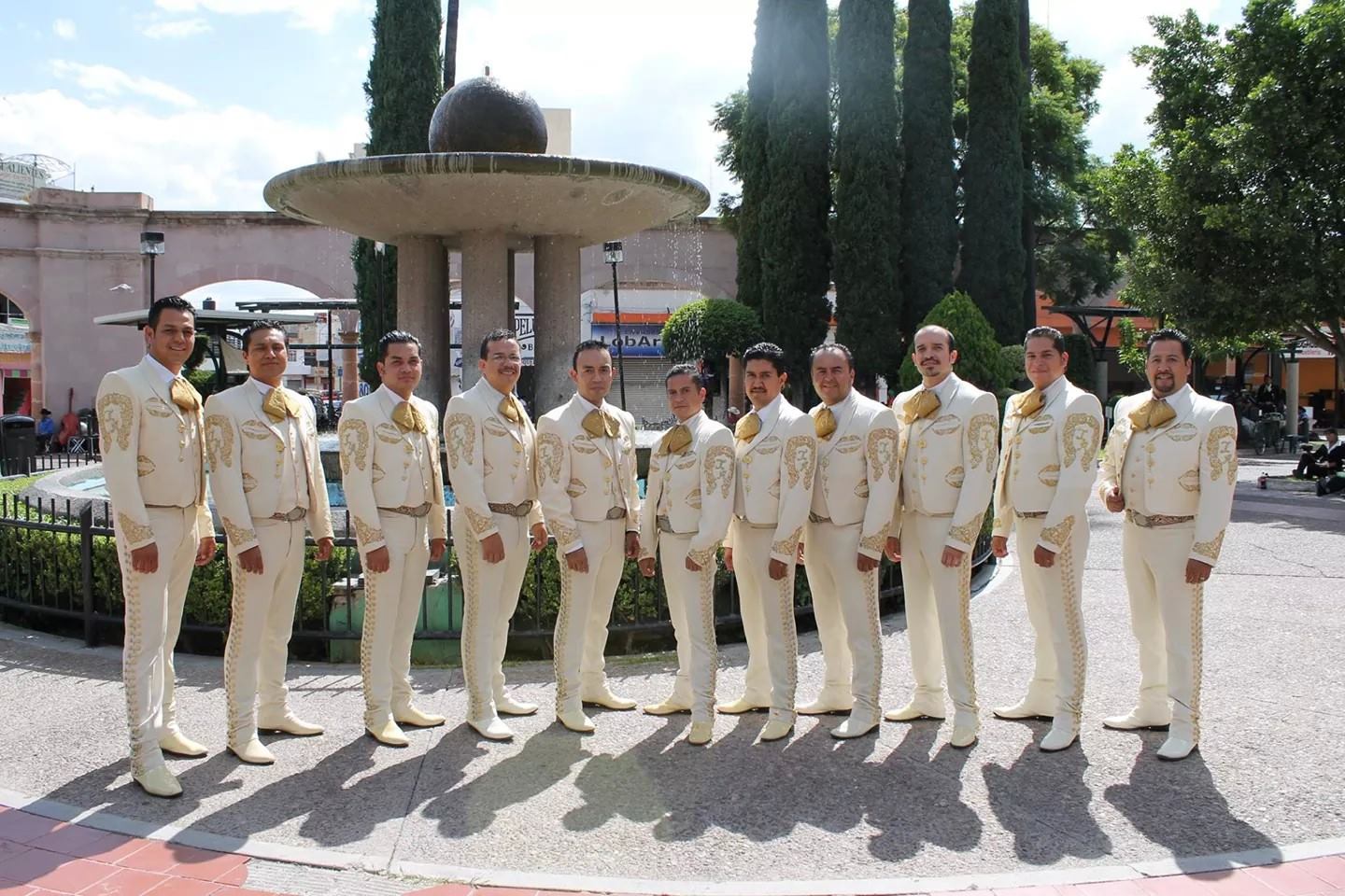 La agrupación ha acompañado a cantantes como Eugenia León y Tania Libertad, entre otras.  (Facebook: Mariachi Imperial Azteca)