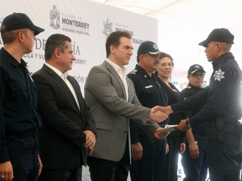El alcalde Adrián de la Garza reconoció el valor de los cadetes para entrar a la academia y concluir el curso. (Foto: Leonel Rocha)