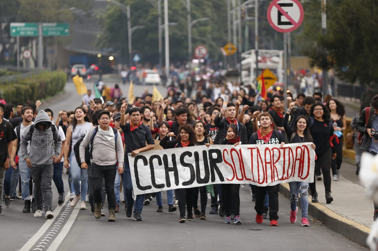 Alumnos  de preparatorias, CCH, UACM, UNAM, IPN, UACM y de la Universidad de Chapingo, entre otros, marchan en silencio sobre Paso de la Reforma. (Héc