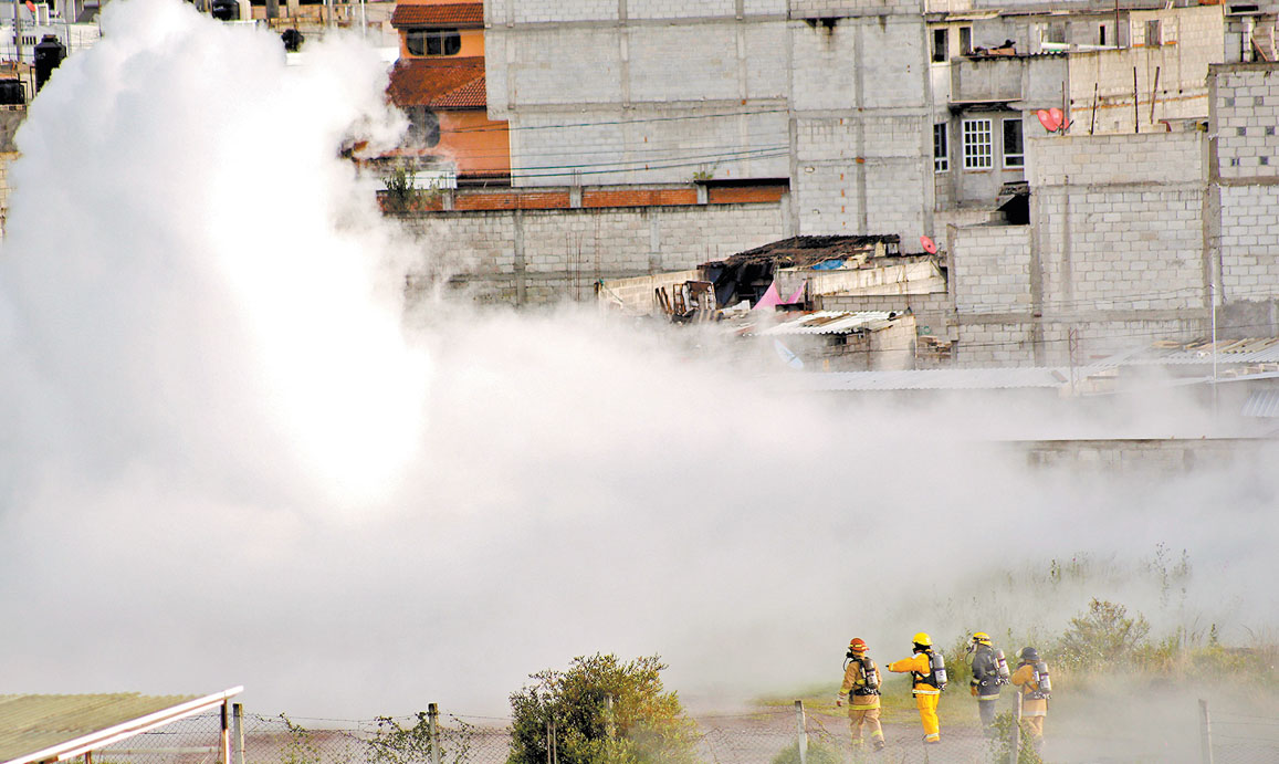 Bomberos buscan sofocar una nube de gas licuado en un predio de la colonia Villa Frontera, en la capital poblana. (Andrés Lobato)