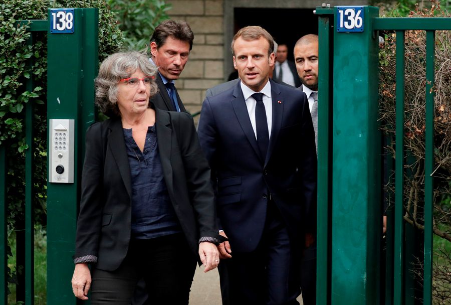 Emmanuel Macron y Michele Audin, hija de Maurice Audin. (AFP)