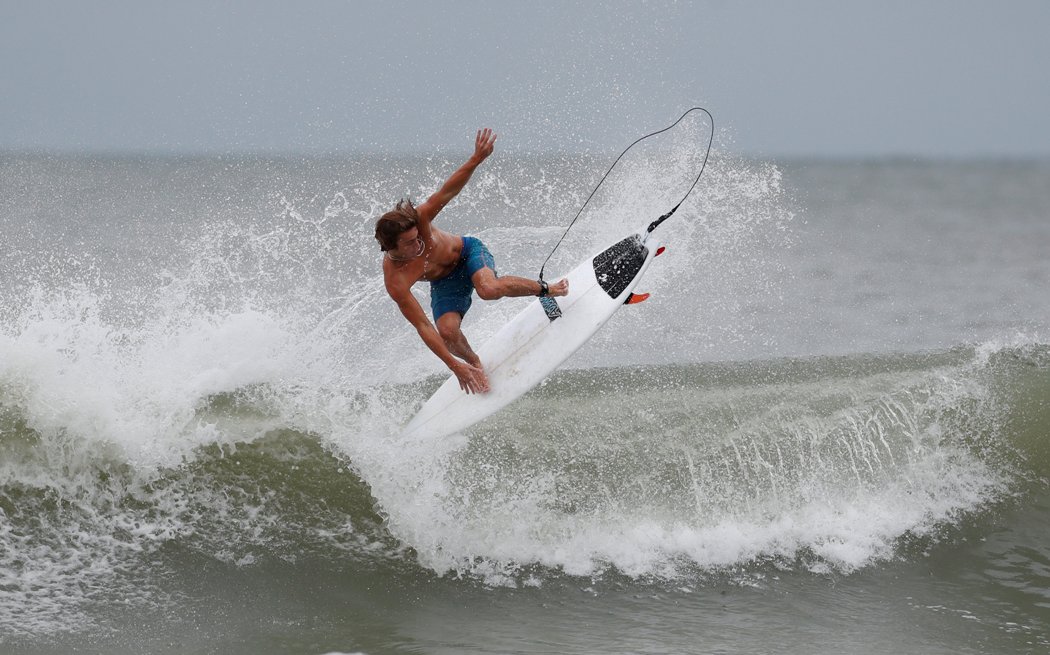 En Garden City Beach, Carolina del Sur, algunos surfers aprovechan las olas provocadas por 'Florence'. (Reuters)