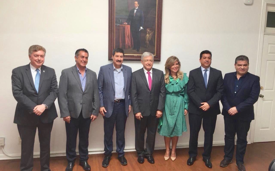 Miguel Riquelme se reunió con AMLO junto a los demás gobernadores de estados fronterizos. (Especial)