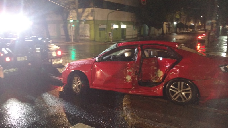 El vehículo quedó en el camellón y posteriormente trasladado al Ministerio Público correspondiente. (Alejandro González)