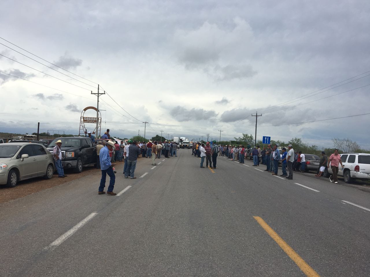 Campesinos bloquean tramo carretero Ciudad Victoria-Matamoros (Cortesía)