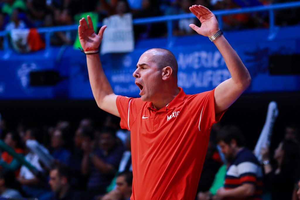 El entrenador de la selección mexicana de basquetbol, Iván Déniz (imago7)