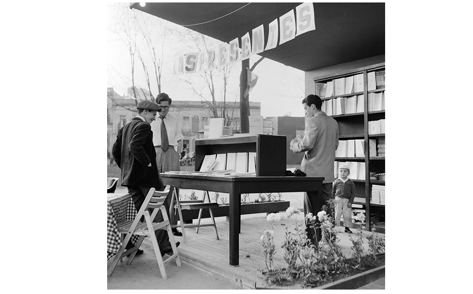 En una feria del libro en la Ciudadela (Archivo Ricardo Salazar. AHUNAM)