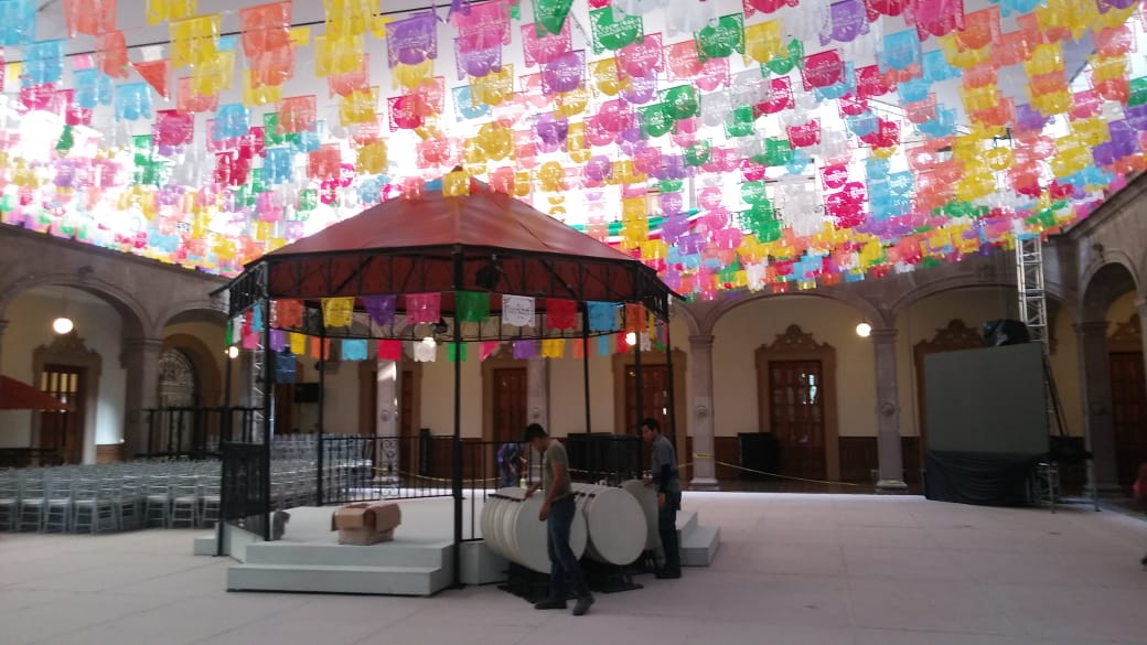 Inmobiliario, estructuras y módulos con los colores verde, blanco y rojo, así como banderas invadieron el Palacio desde este viernes. (Eduardo Mendiet
