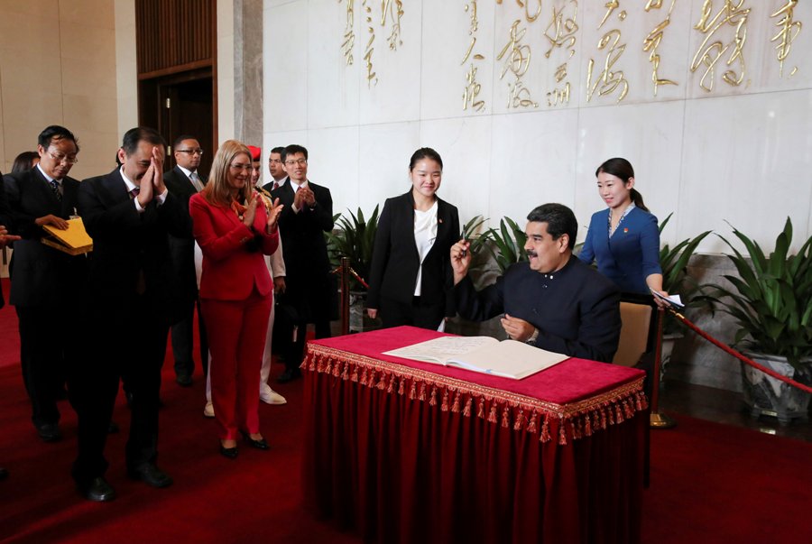 Nicolás Maduro firmó acuerdos en materia energética y minería con China. (Reuters)