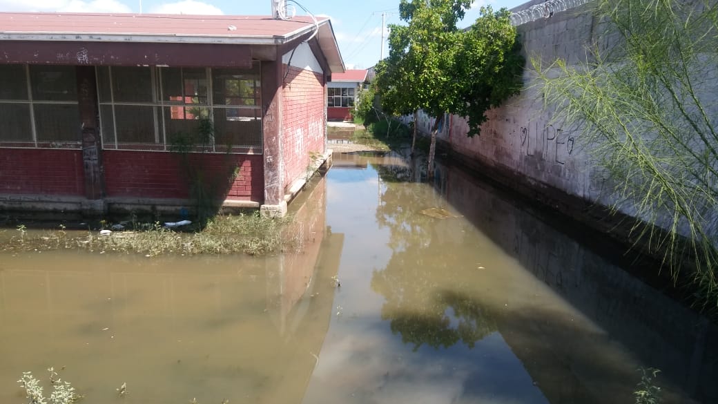 La secundaria está inundada de aguas negras. (Luis López)