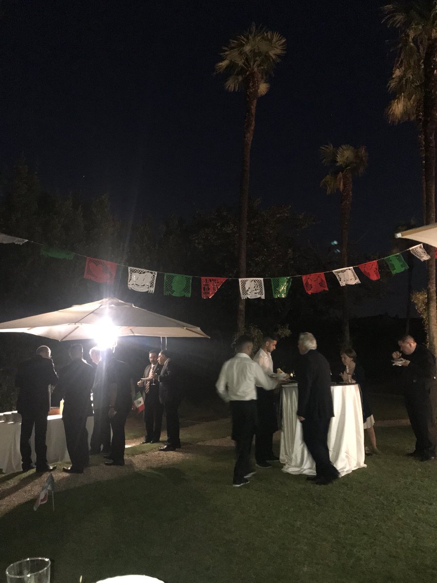 En el Vaticano, el embajador Jaime del Arenal Fenochio organizó una cena en la que se comieron platillos típicos mexicanos. (@embamexvat)
