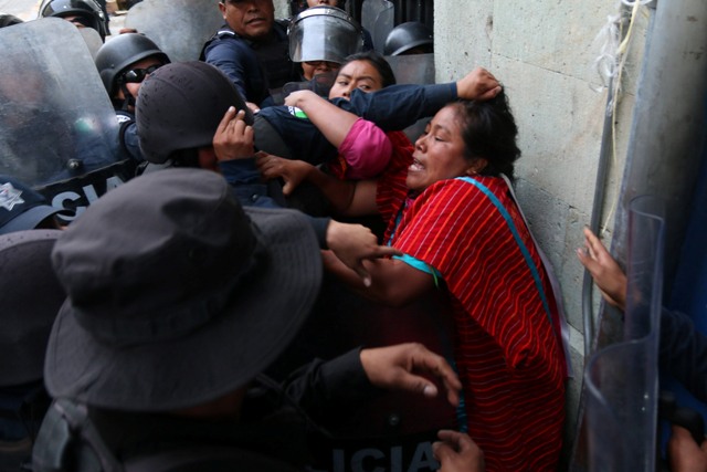 Autoridades desalojaron a un grupo de mujeres triquis que protestaban en Palacio de Gobierno, en Oaxaca/Cuartoscuro.