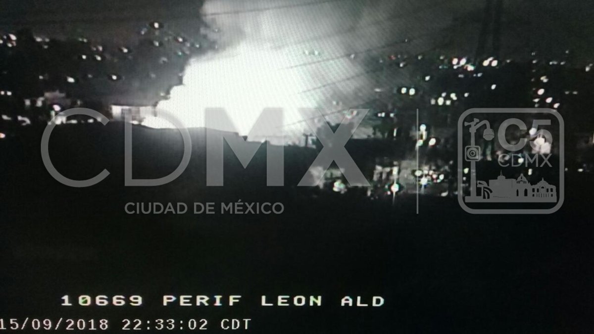 Bomberos de la CdMx intentan sofocar un incendio en Ecatepec/Especial.
