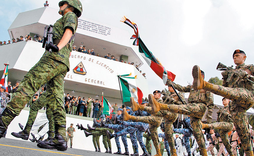 Un contingente pasa frente a Salvador Cienfuegos y Vidal Soberón. (Foto: Victoria Valtierra/Cuartoscuro)
