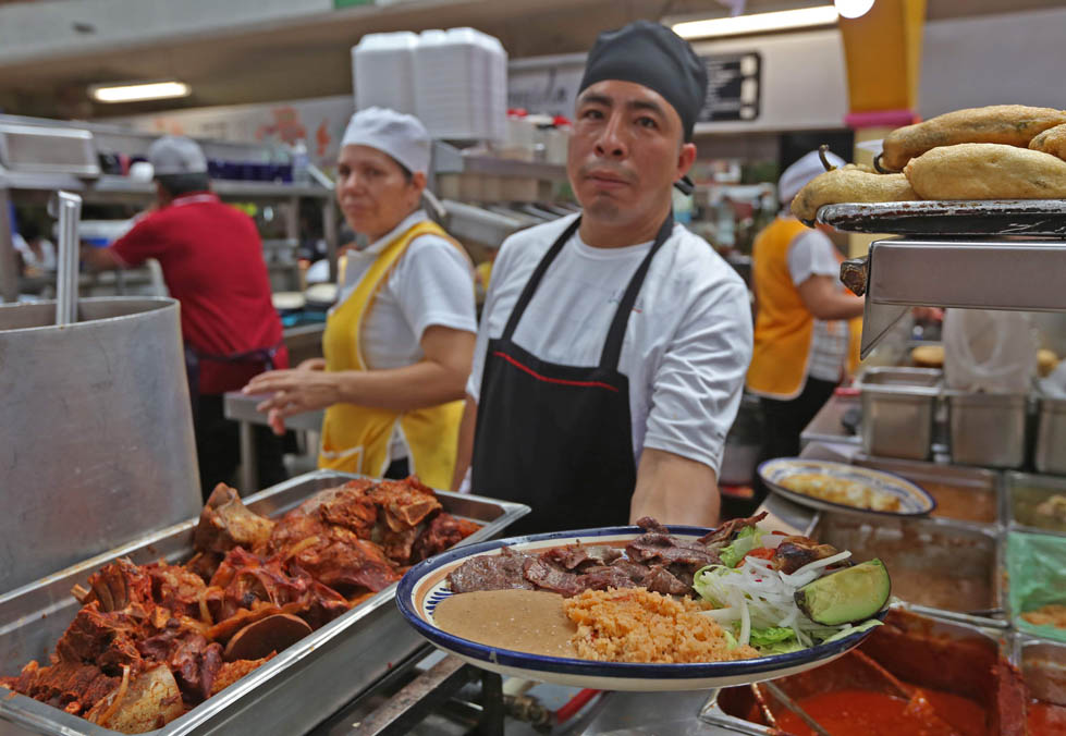 Invitan a disfrutar de la gastronomía mexicana sin excesos (Fernando Carranza)