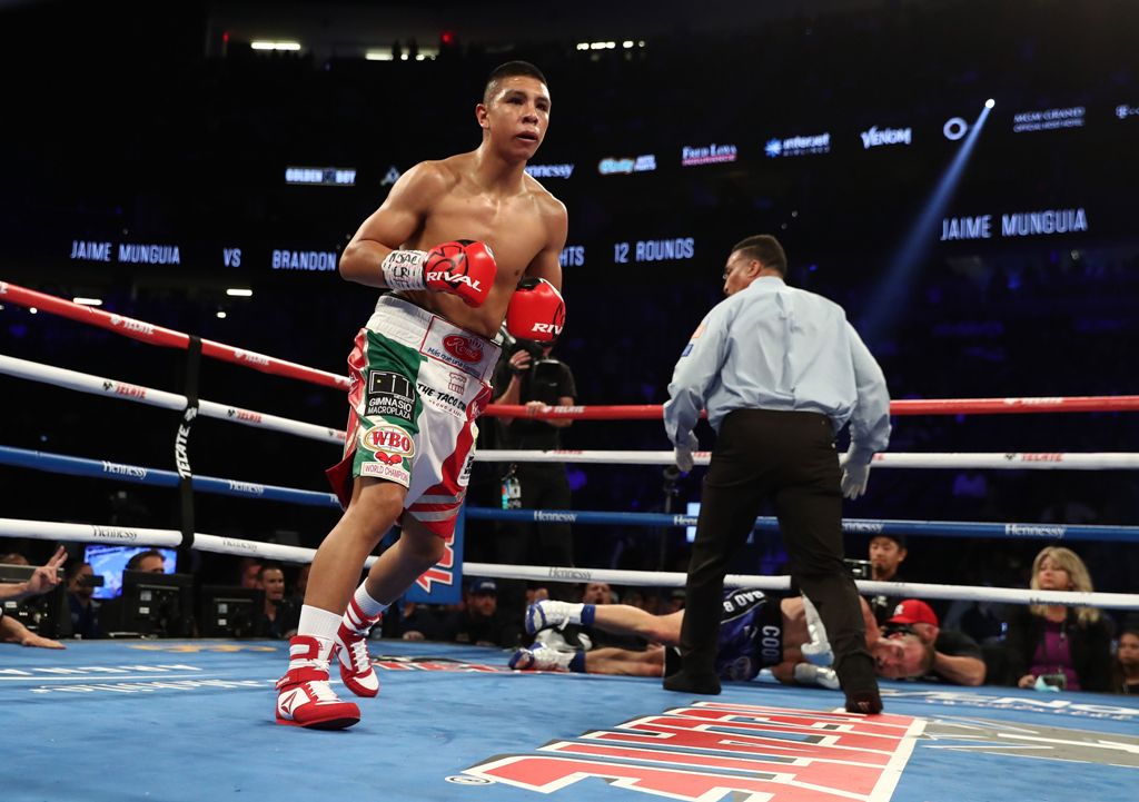 Jaime Munguia retiene su cinturón de los superwelters (AFP)