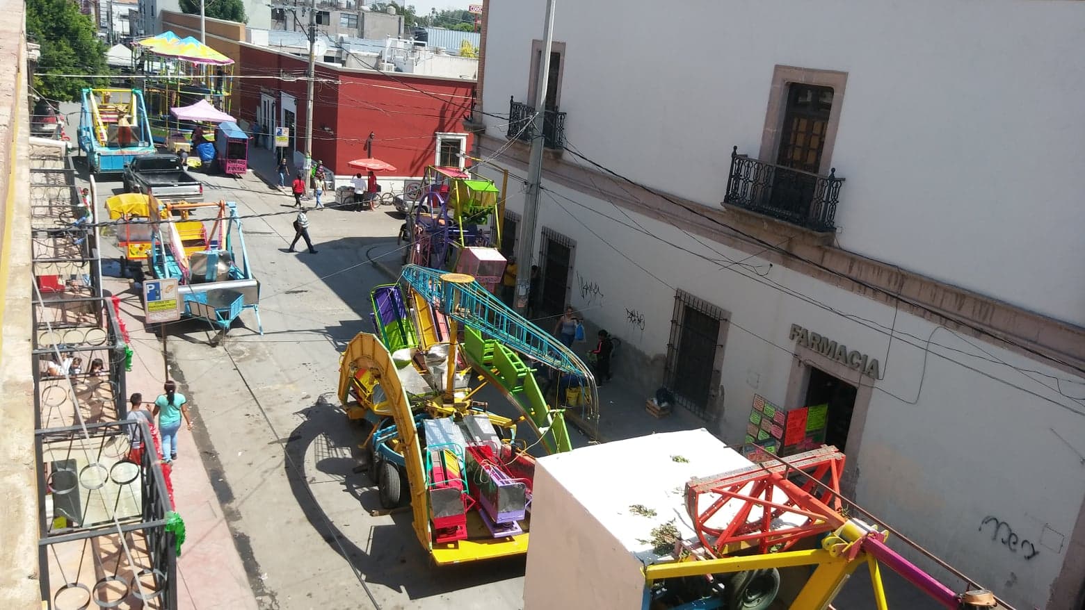 Los juegos mecánicos se instalan en la calle Allende, entre Francisco I. Madero y Matamoros, en Lerdo. (Especial)