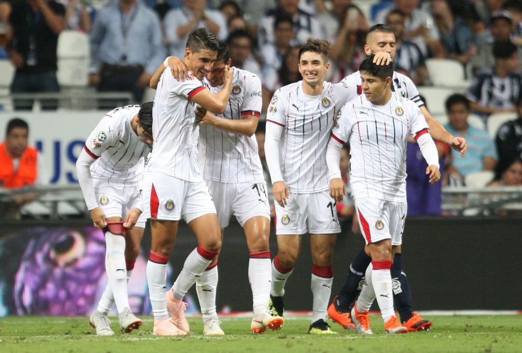 Jugadores de Chivas en festejo de gol (Imago7)