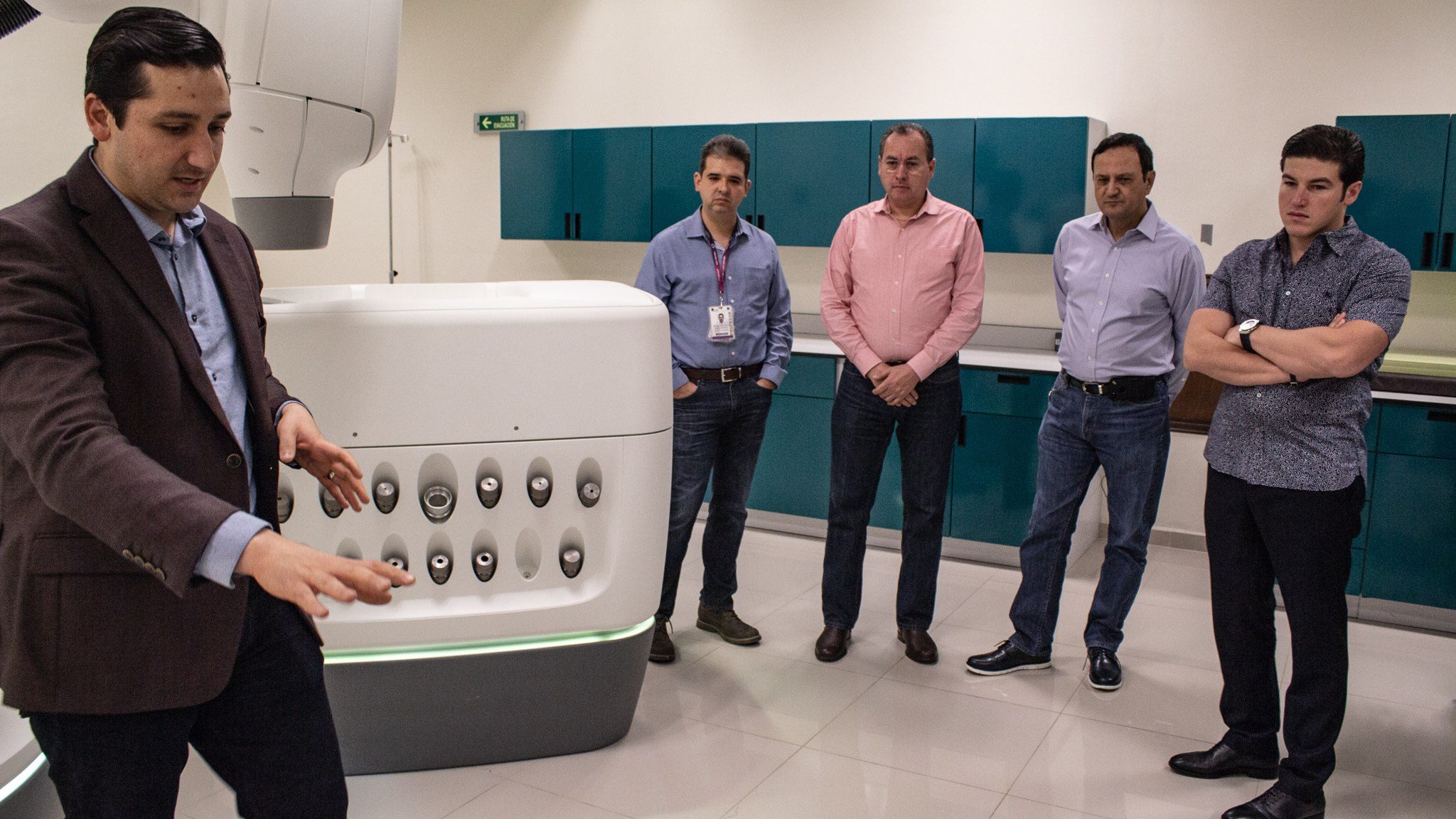 Samuel García visita Hospital Universitario