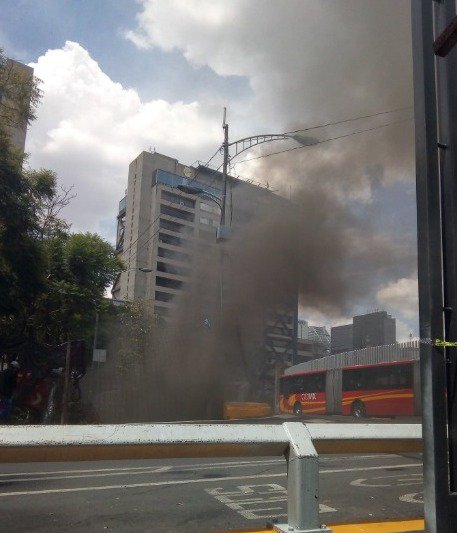 Usuarios reportaron que salía humo de la Glorieta de los Insurgentes. (Twitter: @alertasurbanas)