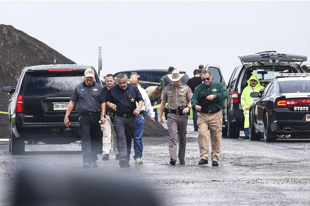 Agentes de la policía encontraron el cadáver de una mujer cerca de la carretera interestatal 35 al norte de Laredo, Texas. (AP)