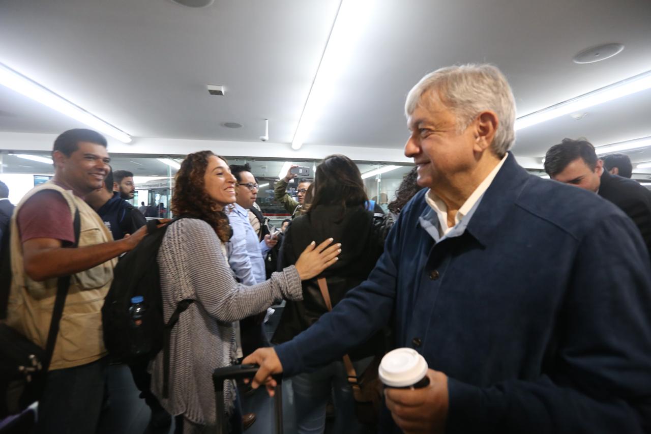 Andrés Manuel López Obrador viaja a Tepic, donde iniciará su gira de agradecimiento. (Foto: Nelly Salas)