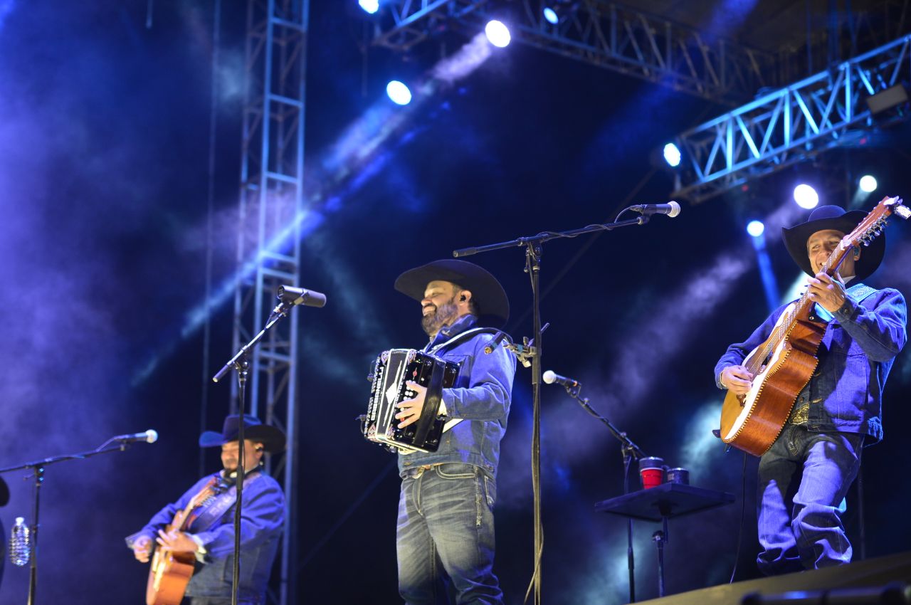 Antes de la ceremonia, los asistentes disfrutaron del Grupo Intocable. (Especial)