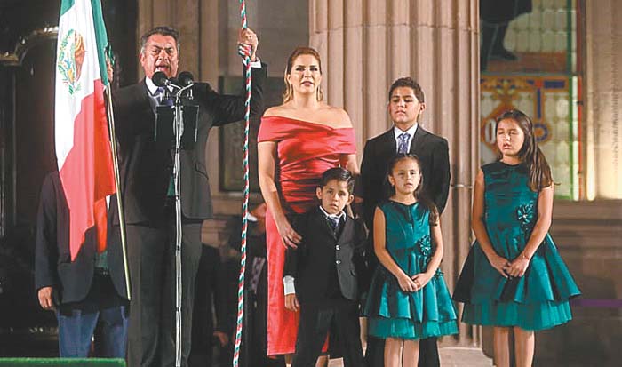 El gobernador respetó el protocolo de la ceremonia.