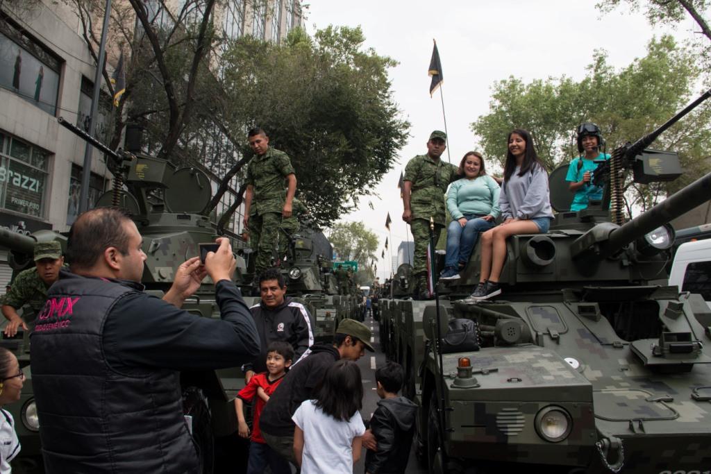 Los militares permitieron que niños se subieran a tanques para tomarse fotos. Cuartoscuro