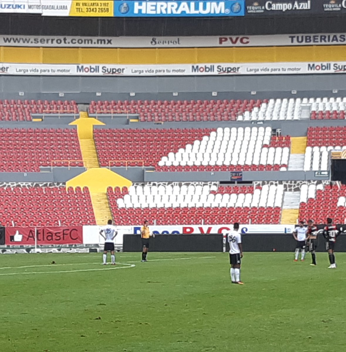 Al minuto 50 el colegiado Alfredo Peñaloza decidió suspender el partido. (Cortesía)