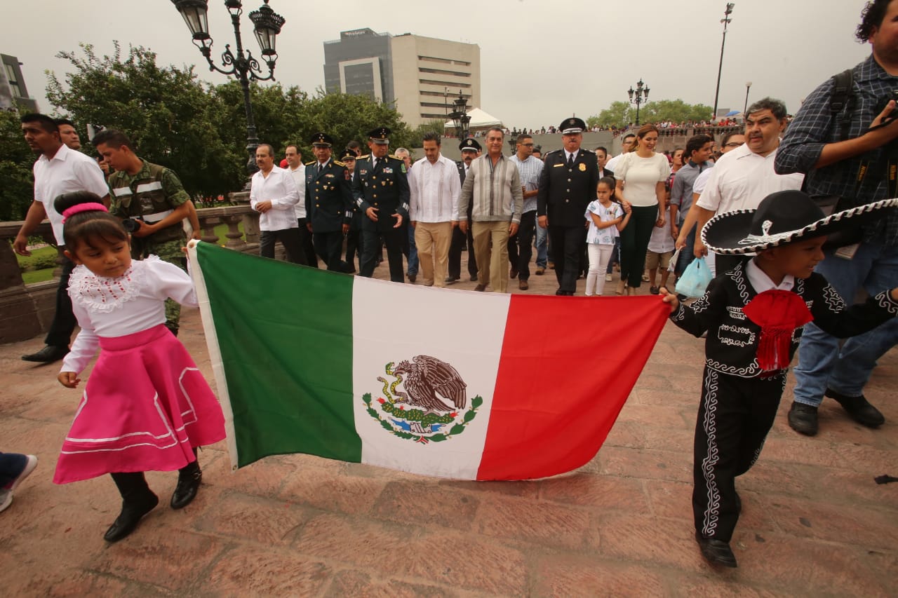 Algunos niños fueron ataviados con trajes típicos para celebrar este día tan importante.