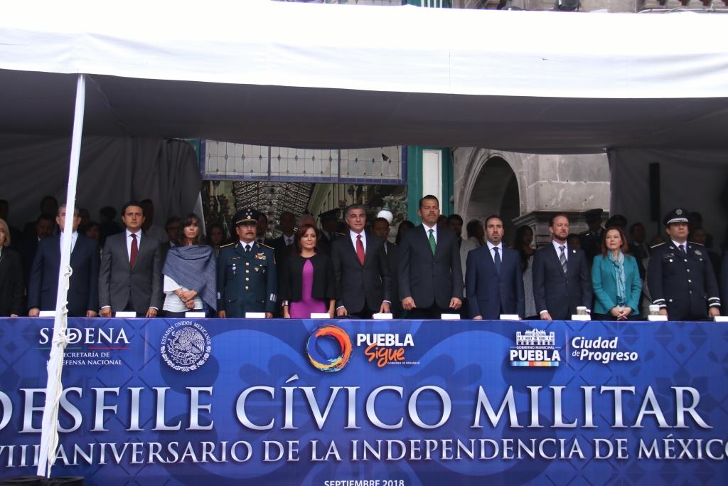 Con la participación de más de 14 mil alumnos, fue como se llevó a cabo el desfile cívico-militar para conmemorar el 208 aniversario de la Independenc