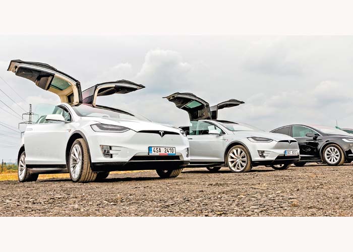 A pesar de ser pionera en tecnología, la firma debe enfrentar una mayor competencia comercial por marcas como Audi y Jaguar.