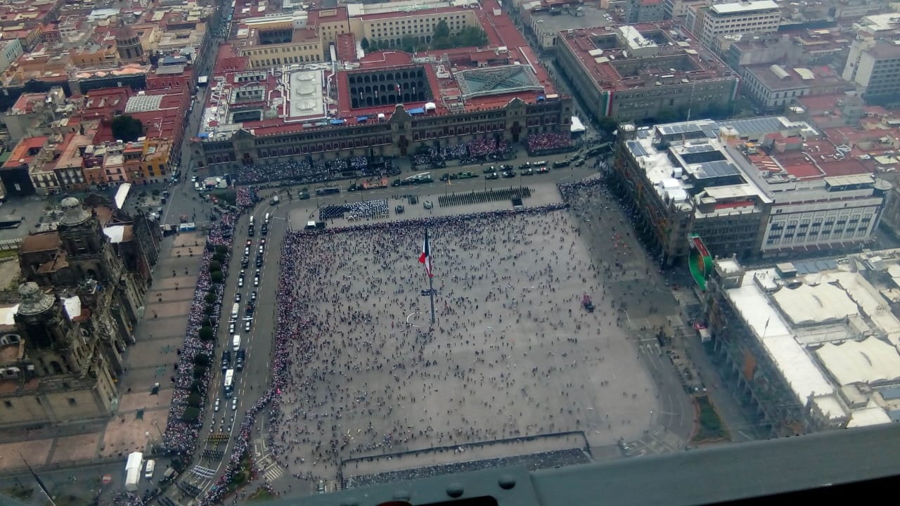 Sobrevuelo en el Zócalo desde un helicóptero Black Hawk. (Verónica Díaz)
