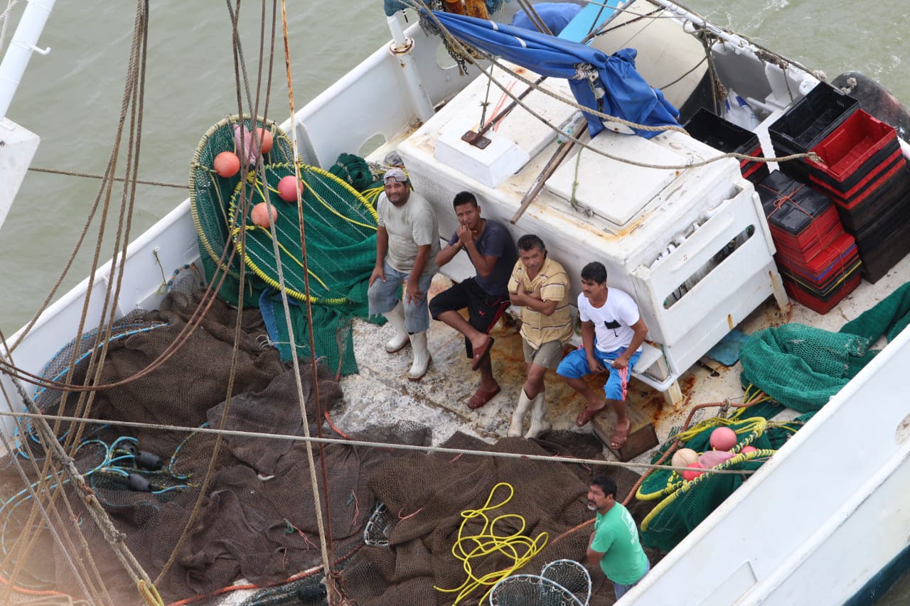 Tripulantes en Barcos Camaroneros (José Luis Tapia).