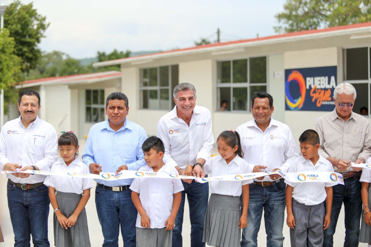 Antonio Gali, gobernador de Puebla, entregó rehabilitación de escuelas en Epatlán (Especial)