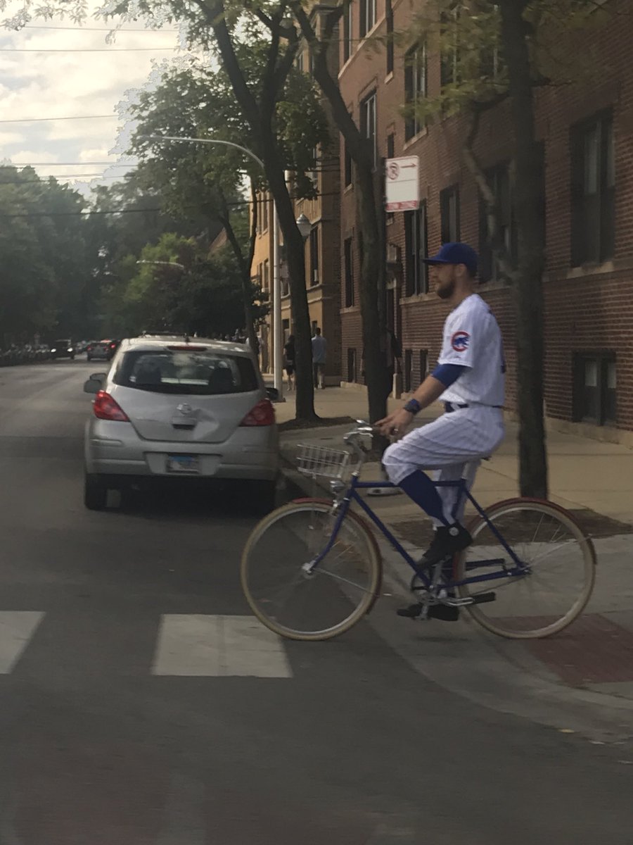 Ben Zobrist, el jugador de los Cubs que llegó al estadio en bicicleta y uniformado (Twitter @beckersg3)