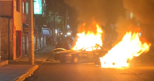 En el lugar los manifestantes quemaron una patrulla. (Especial)