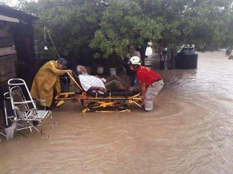 Los hermanos Rafaela y Guadalupe Pérez Arámbula, de 83 y 85 años de edad, fueron rescatados de una peligrosa inundación en Montemorelos. (Foto:  José 