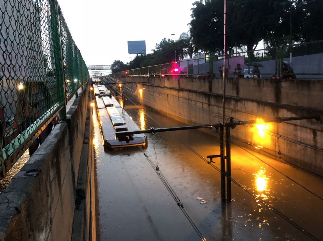 El pasado 10 de junio se registró una tormenta tan intensa que ocasionó la inundación en el tren ligero; usuarios del transporte tuvieron que ser auxi