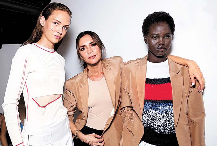 La creadora posó con sus modelos.
