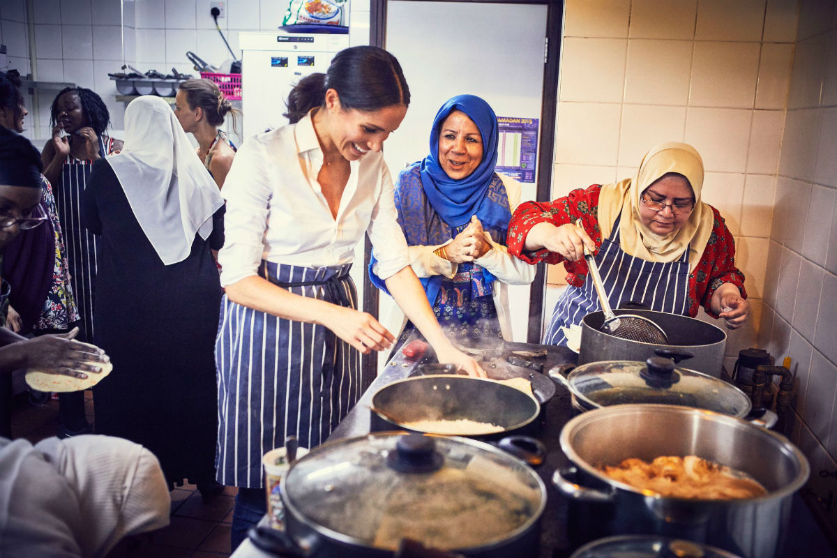 Meghan Markle conoció a las mujeres que dieron sus recetas. (Twitter @KensingtonRoyal)
