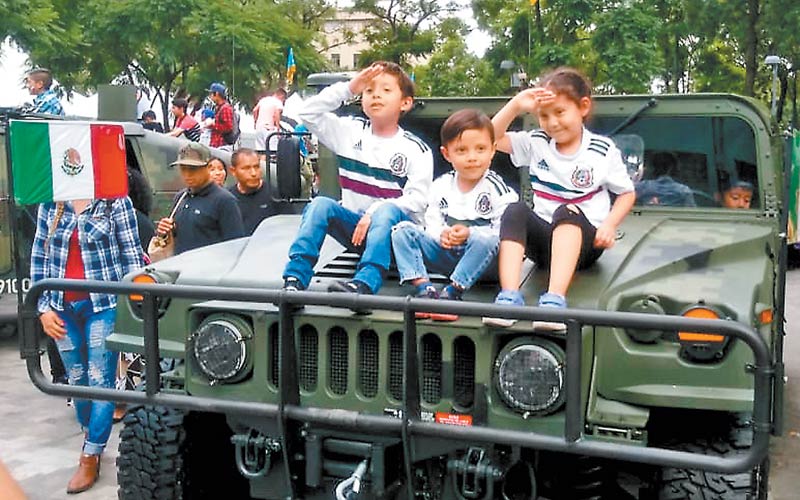 Los niños se formaron para poder fotografiarse con militares de todos los grados. (Foto: Humberto Ríos Navarrete)