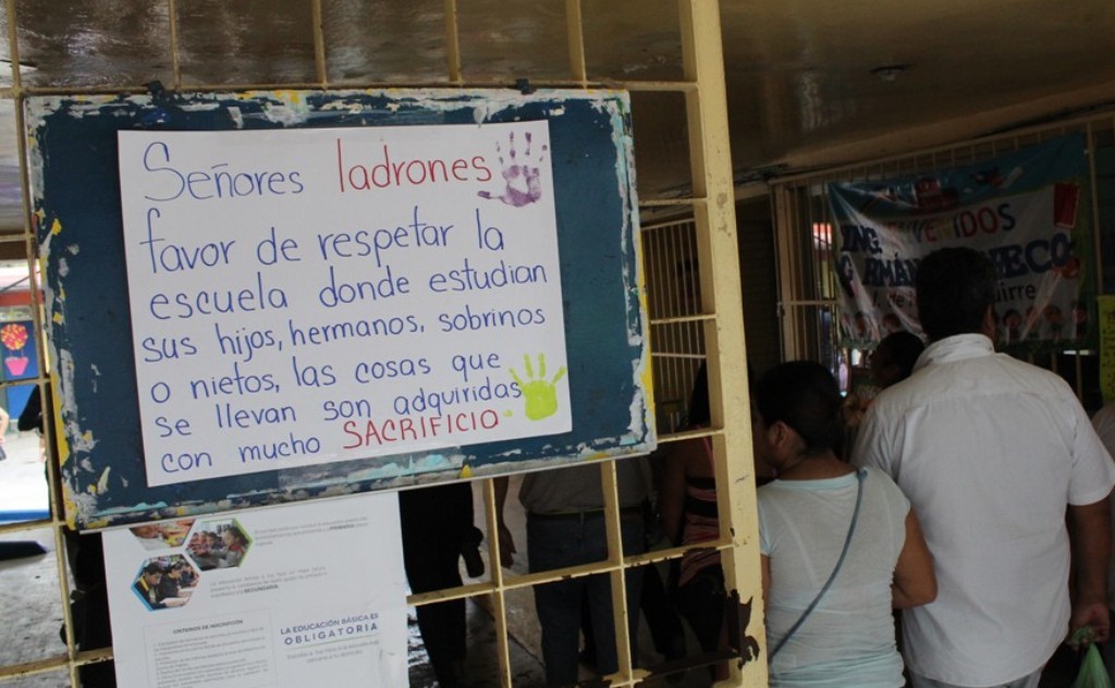 Padres de familia se encuentran cansados de robos a escuela. (José Luis Tapia)