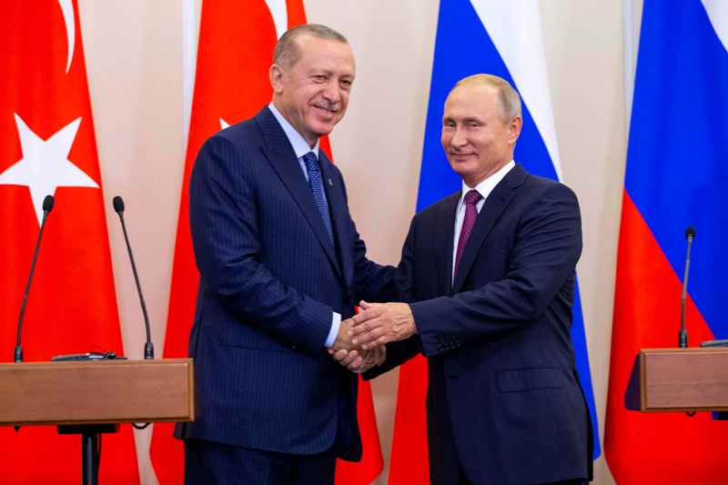 El presidente ruso Vladimir Putin (der.) y su par turco Erdogan durante una conferencia de prensa en Sochi.
