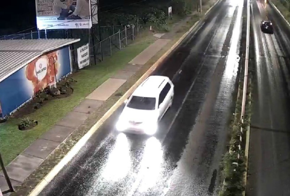 Los presuntos agresores escaparon en una camioneta Toyota Siena, la cual fue captada por cámaras de videovigilancia. (Especial)