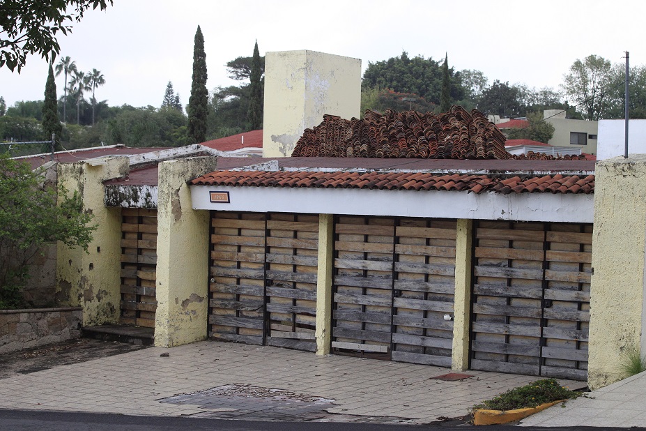 En el Lugar se realizan trabajos de construcción para sustituir las tejas del techo de la cochera. (Jorge Martínez)