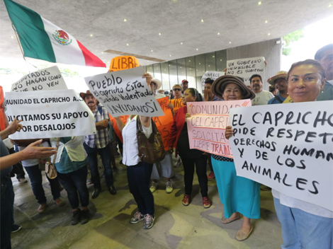 Vecinos de la comunidad “El Capricho” exigen respetar terrenos en La Huasteca. (Foto: Leonel Rocha)