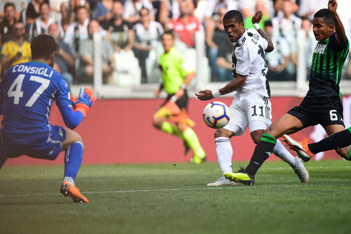 Douglas Costa durante el partido ante el Sassuolo (AFP)